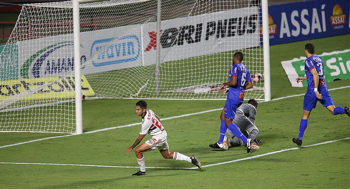 Éder debuta con gol y São Paulo atropella a São Caetano en el regreso de Paulistão