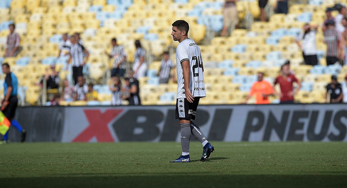 Fluminense vence o Botafogo, se classifica na liderança e enfrenta o Flamengo na semifinal